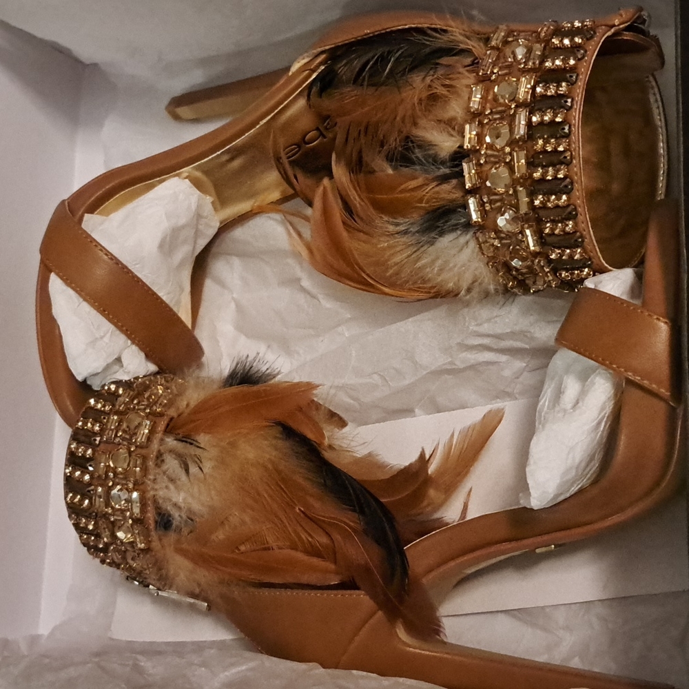 bebe | Size 5 | Style: Yvana | Color: Tan
